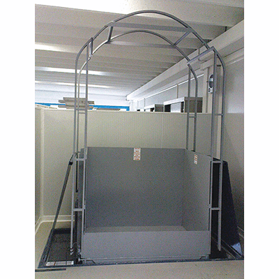 Monte charge par ouverture de trappe